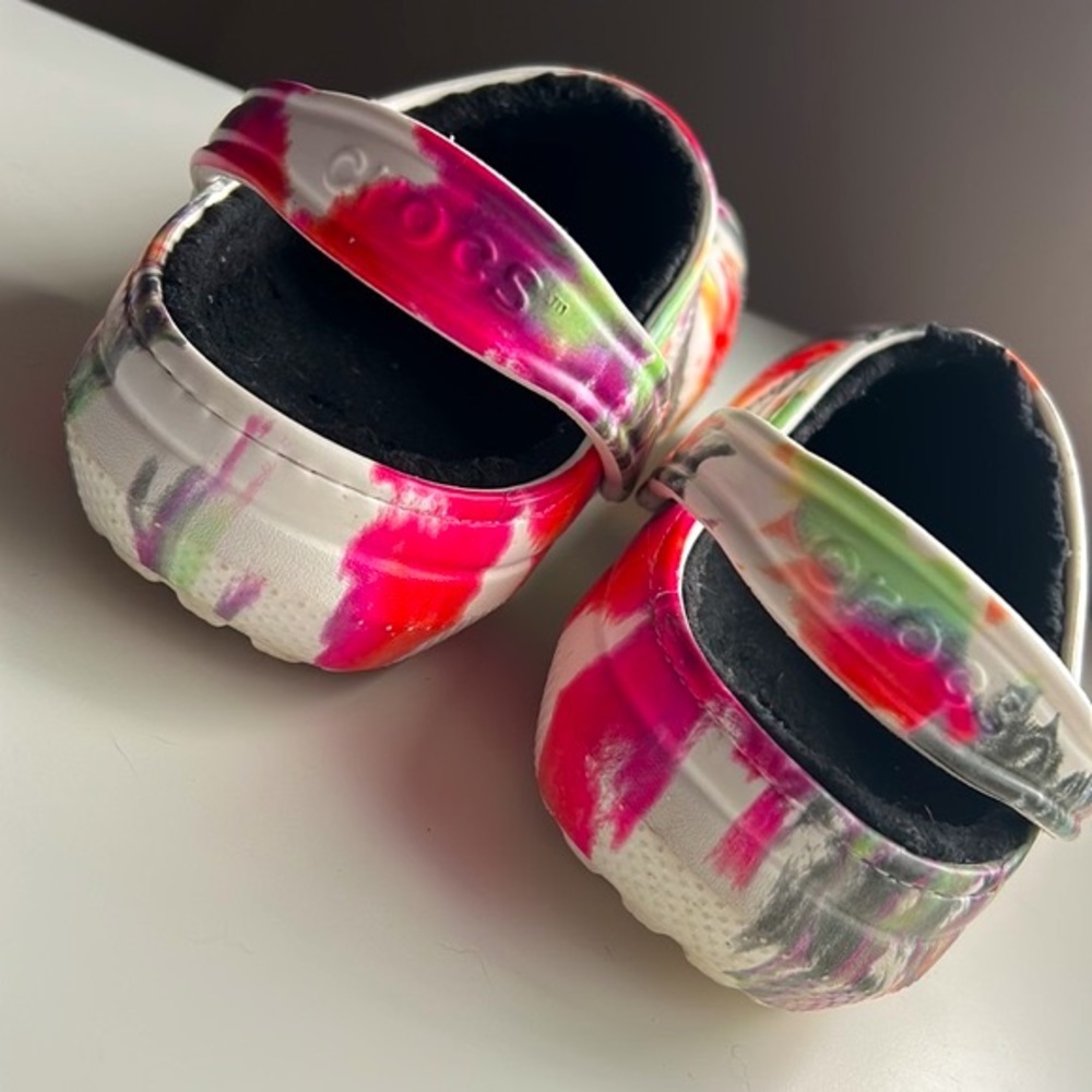 Crocs Classic Lined Tye-Dye Clog - Picture 7 of 11